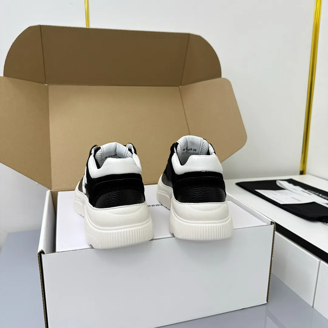 👟👟Ex-factory price 620👟👟 Chanel bread shoes ~ original calfskin panda shoes Chanel 25C latest hot style panda black and white sports shoes casual sneakers Xiaoxiang hot item classic black and white panda color coco girls must pay Fabric: original custom mixed sheepskin lining: original imported breathable mesh lining outsole: Original molded rubber + TPU combination Size: Women's 35-41